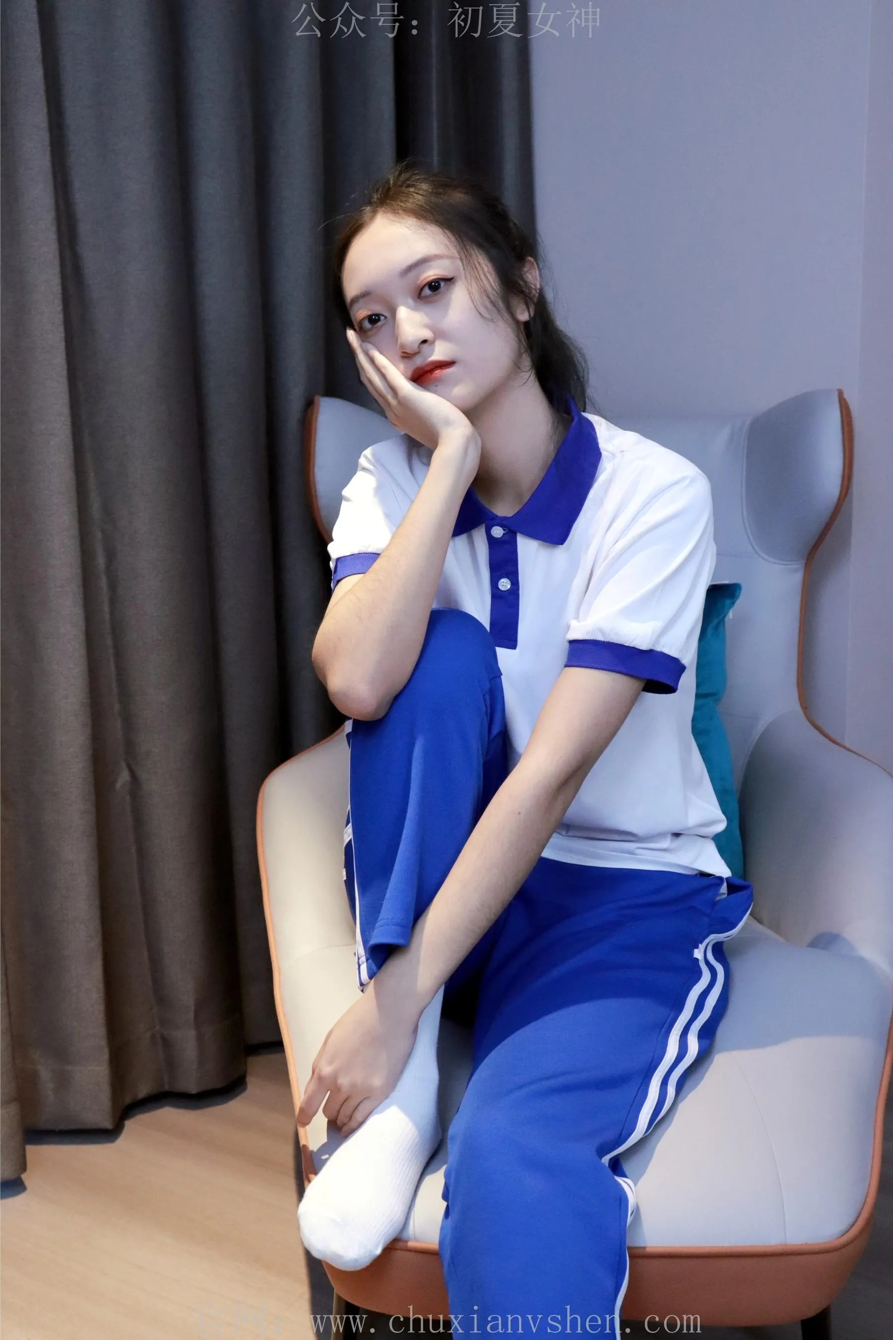 初夏女神 NO.001 依依校服搭配37码运动鞋拍摄 [126P]插图8